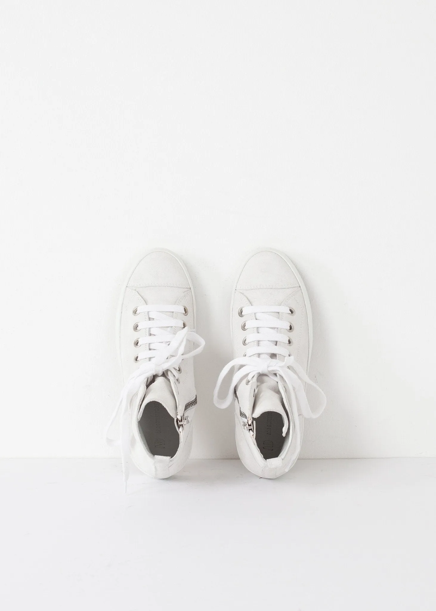 High Top SnEEakEEr